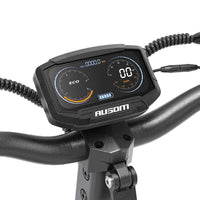 Close-up of Ausom L2 Max Trottinette électrique digital dashboard on black handlebars.